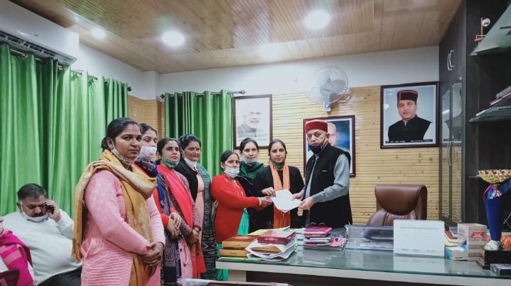 Hamirpur: Demand letter for JBT appointments handed over to MLA Narendra Thakur