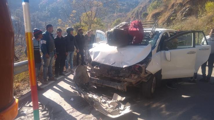 collision in a car r bus running at high speed and in the wrong direction