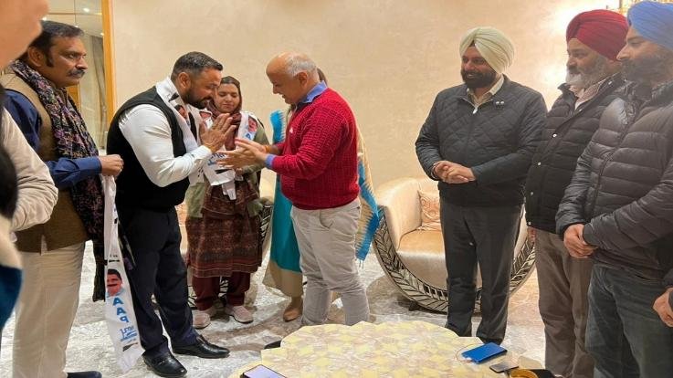 Jalandhar: Congress suffered a setback before the assembly elections, 3 more councilors joined AAP