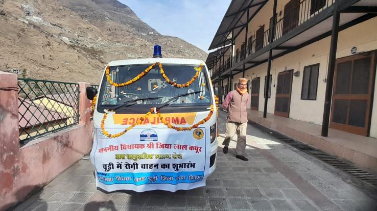 MLA gave a gift to the residents of the area by giving a patient vehicle to the health center Dharwala