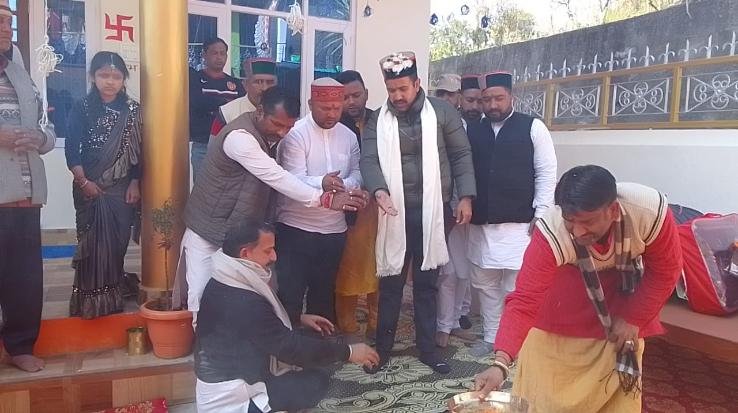 MLA Vikramaditya Singh on a one-day visit to Panchayat Giana