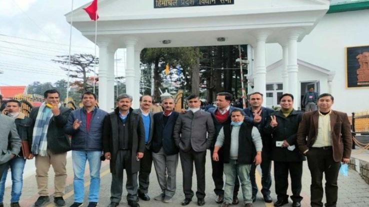 After the intervention of the CM, the doctors took back the pen down strike First Verdict. Shimla