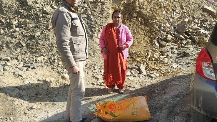 Hemlata handed over the urea fertilizer that fell from the truck to the police station