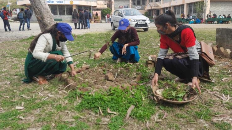 Volunteers cleaned, cleaned beds around Science Block for the second day