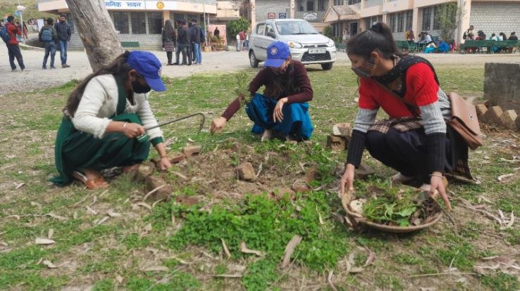 Volunteers cleaned, cleaned beds around Science Block for the second day