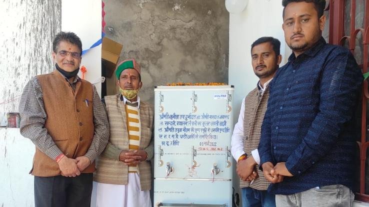 Dadlaghat: Cooler presented to the school on the death anniversary of late daughter Tanuja Gautam