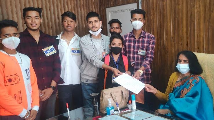 Joginder Nagar: NSUI submitted a memorandum to SDM and campaigner demanding to build a bus pass counter in the college campus