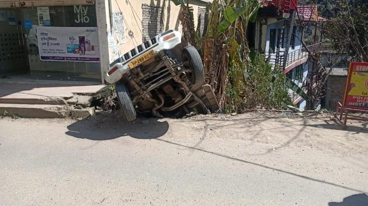Major accident averted when jeep slipped on Dharampur hospital road