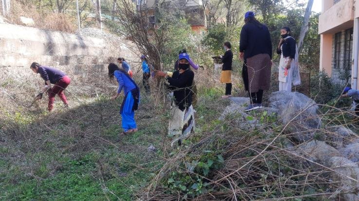 Volunteers cleaned water tanks and drains for the sixth day