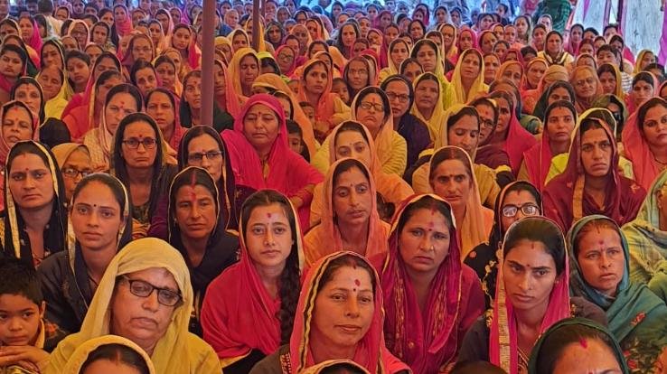 On the eighth day of Shrimad Devi Bhagwat Katha, devotees thronged