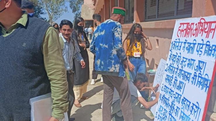 Signature campaign launched by SFI Solan unit