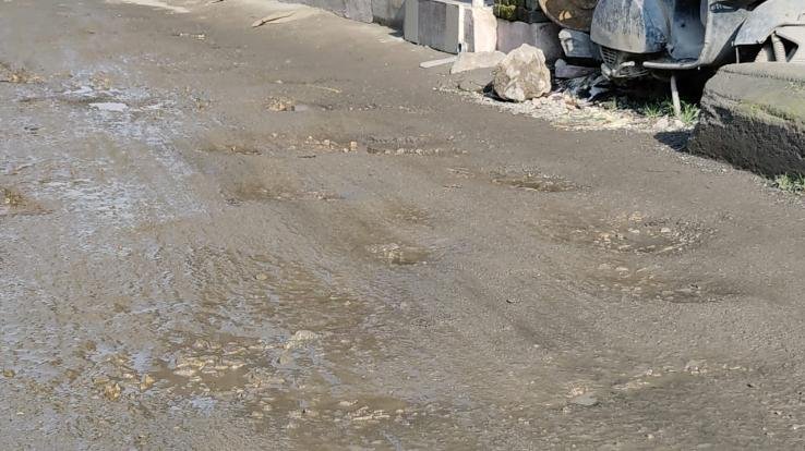 The road of Darlaghat-Kanswala turning into potholes