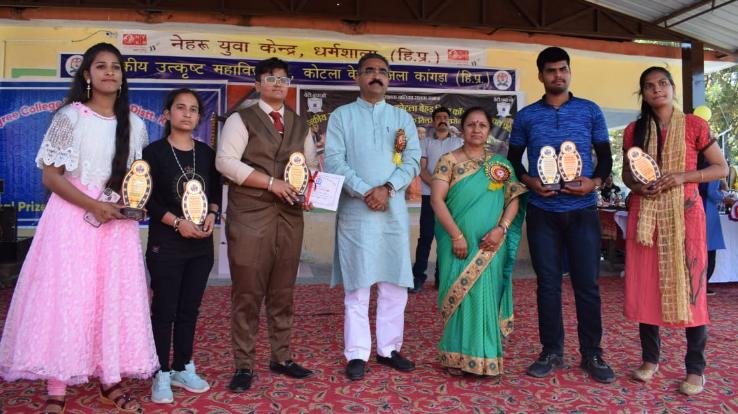  Industries Minister presided over the prize distribution function of Kotla Behad College