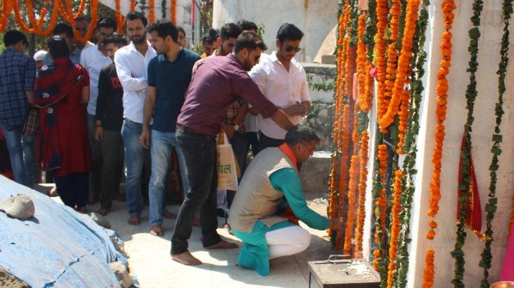 Narendra Atri, along with dozens of youths, got the head of Baba Kamalahiya in the court