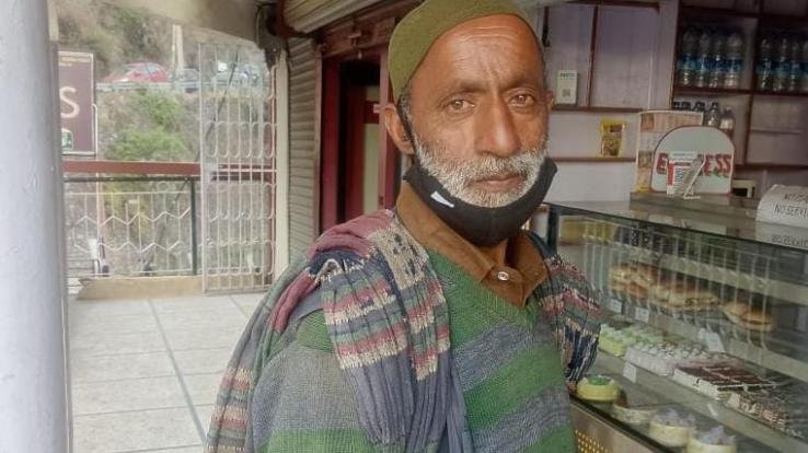  Ghulam Bhatt, who carried the cylinder, showed honesty, returned the laborer's purse