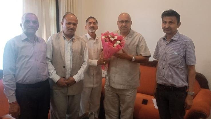 Darlaghat: Himachal Pradesh Corporate Sector Retired Coordination Committee delegation met Avinash Rai Khanna