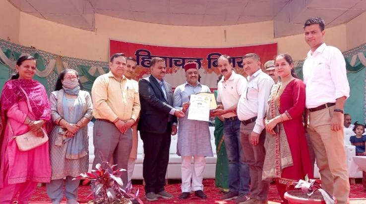 Kunihar: Gram Panchayat Hatkot awarded with special honor for excellent services
