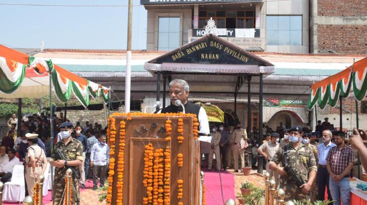 Nahan: On the 75th Himachal Day, the Energy Minister hoisted the flag in Nahan and saluted the parade.
