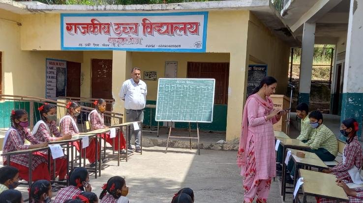 Earth Day was celebrated under the chairmanship of Rekha Rathore in Government High School, Kashlog.