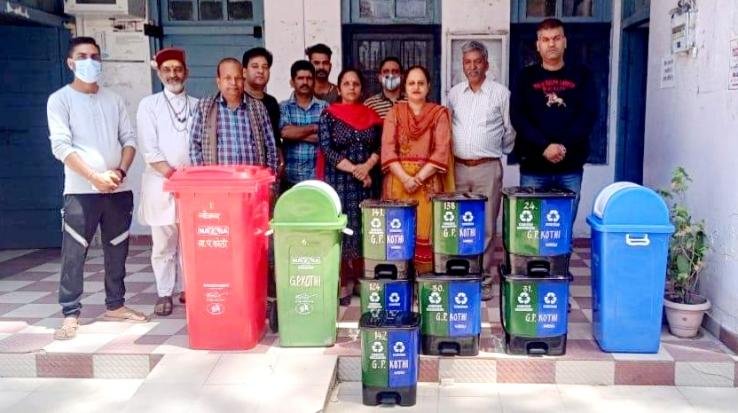 Panchayat Kothi distributed dustbins in shopkeepers and hospitals