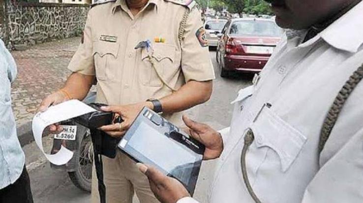Police cut challans of vehicles
