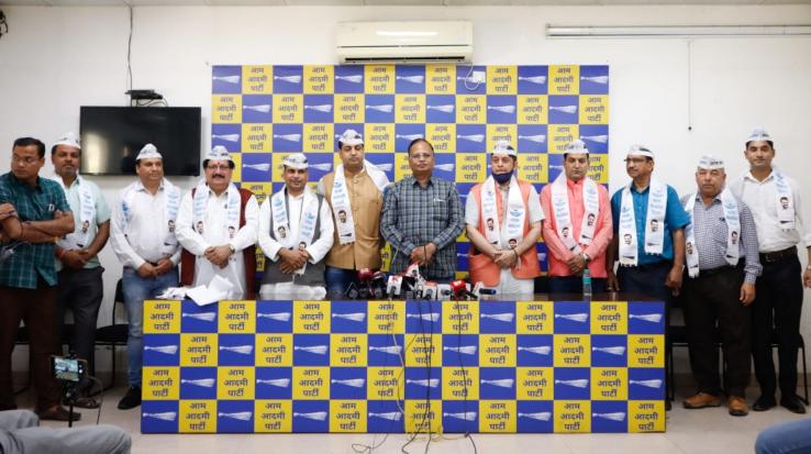 9 influential Himachal personalities join AAP in Delhi office: Satyendra Jain