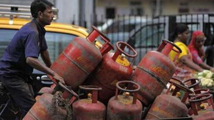 Inflation hit the pockets of the general public on the first day of May, commercial gas cylinders became expensive