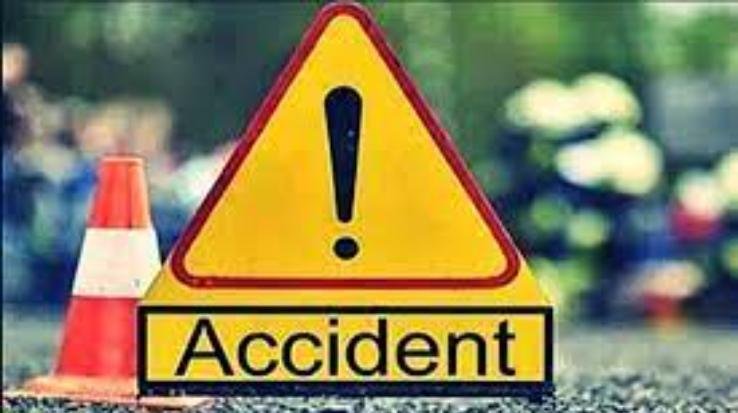  A truck full of onions overturned at Ranchi bend