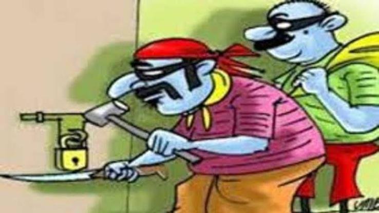 Jewelry and cash stolen from the house by breaking the lock