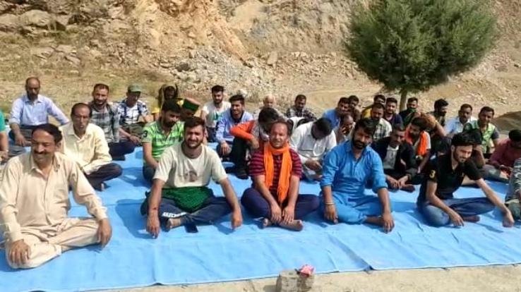  Land Losers Society staged a sit-in on their demands