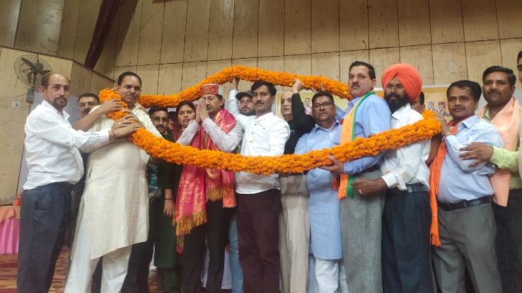 Hamirpur: Rajya Sabha MP Dr. Sikandar Kumar received a grand welcome in Hamirpur