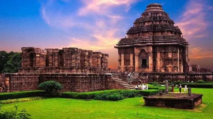 Seven horses pulling twelve chakras in Konark temple Best place in India, Lord Surya is worshipped