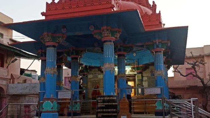 The only temple of Brahma ji is in Pushkar Sahib of Rajasthan, wife Savitri cursed