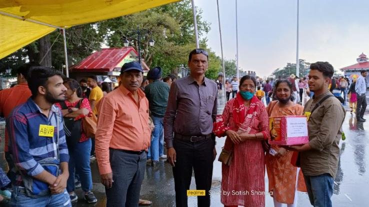 AVBP activists run public fund collection campaign on Mall Road