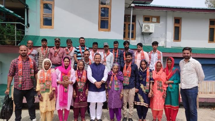 Dozens of families joined Congress, joined BJP