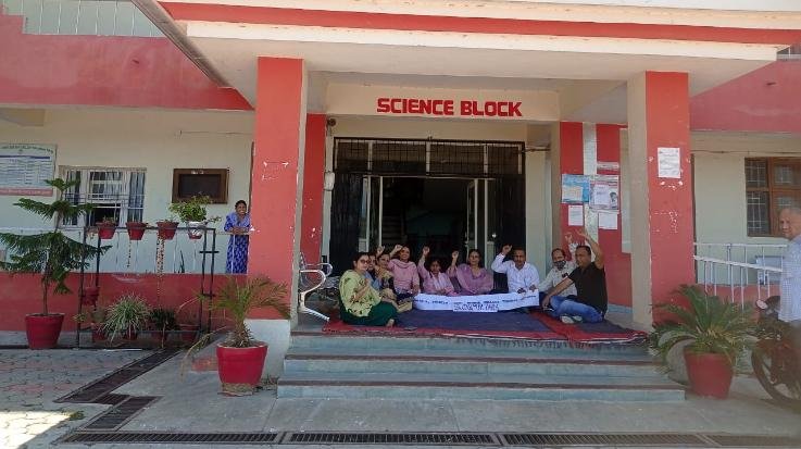  Gate meeting on non-receipt of UGC pay scale