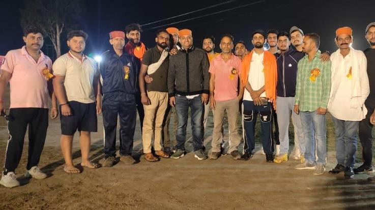 Pragpur: Social worker Mukesh Thakur gave 11 thousand rupees to the cricket tournament in Kolhapur