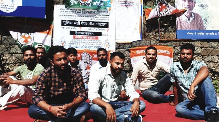  Fasting continues outside the office of Deputy Commissioner of Youth Congress, Solan