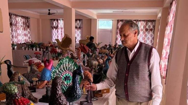 Exhibition of animals and birds is attracting people