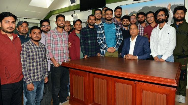 All civil engineers JE met CM regarding their demands