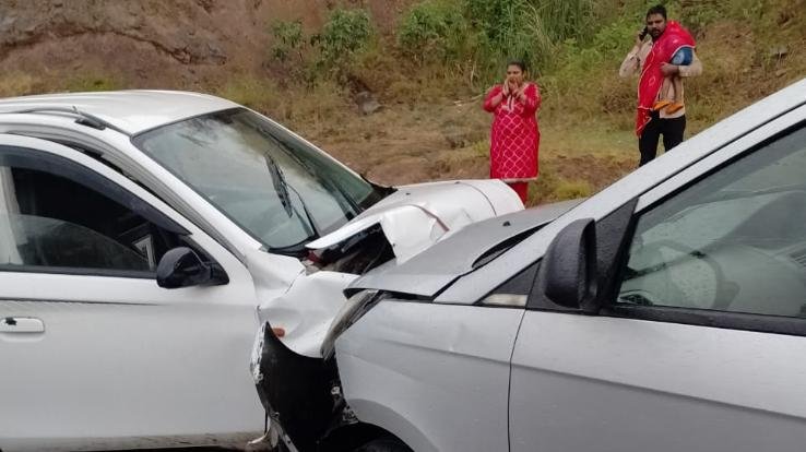 Two vehicles collided head-on, no casualties