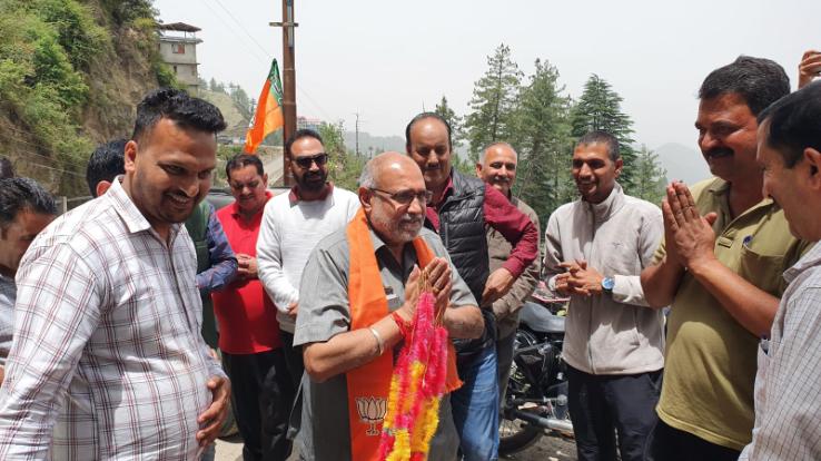 Shimla: BJP state in-charge Avinash Rai Khanna invited door-to-door visit in Dhali ward of Shimla.