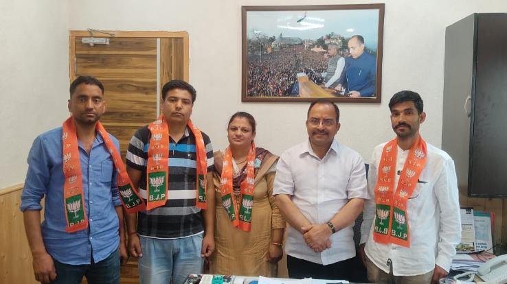 Palampur: Big blow to Congress, all four wards of Thala Panchayat leave Congress and join BJP