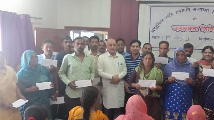 MLA Narendra Thakur distributed checks to 38 people for house construction