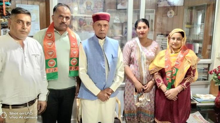 Retired Havildar accepted BJP membership along with wife
