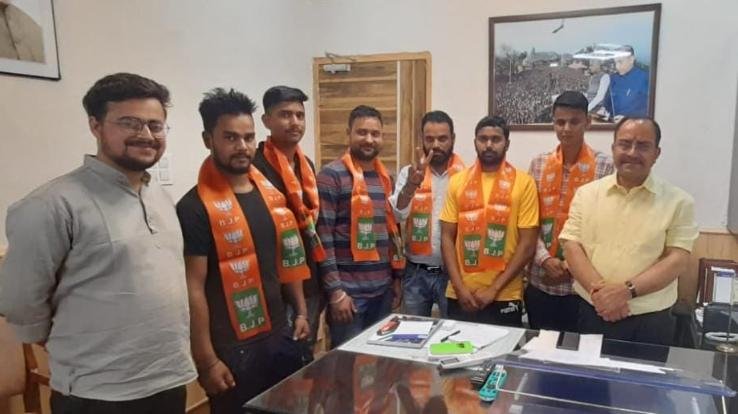 5 families joined hands of Congress, joined BJP