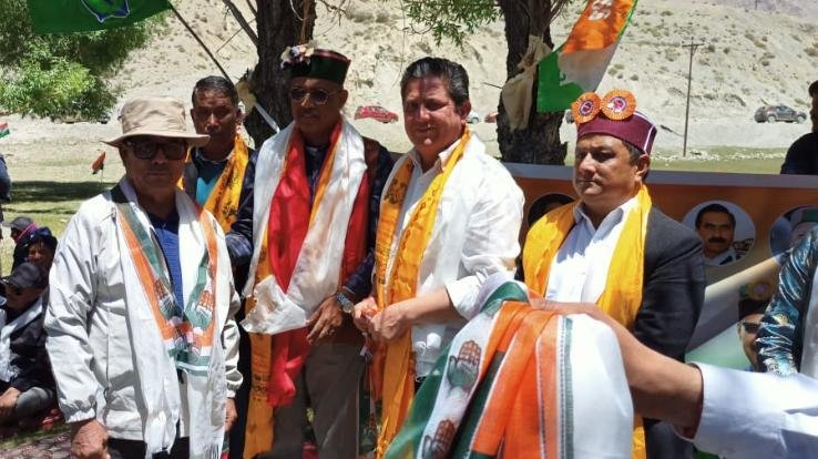 Kunjam Tashi accepted Congress membership with family