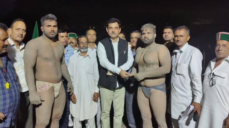 Bablu of Chandigarh won the big gardener in the wrestling fair