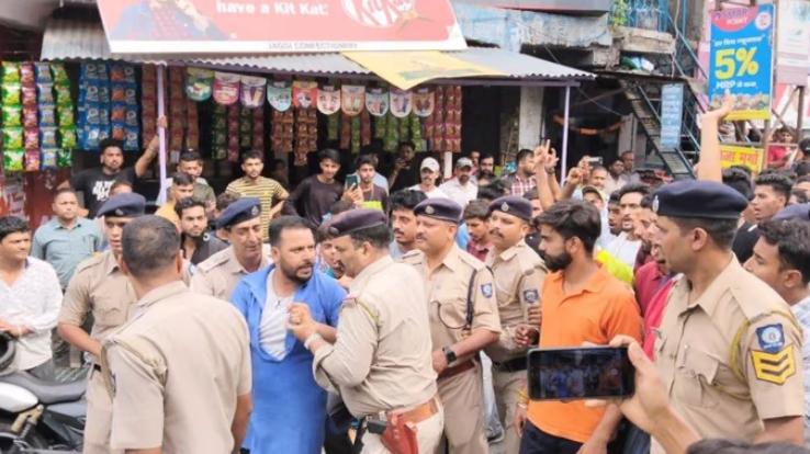 Ruckus in Himachal over Agneepath scheme, youth tore PM Modi's poster, scuffle between police and youth