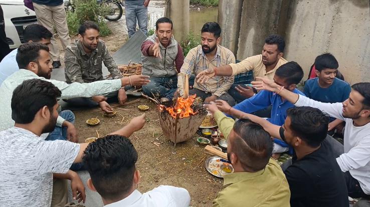 Youth Congress performed a havan-yagna on the goodwill of the CM if the construction of the hospital did not start